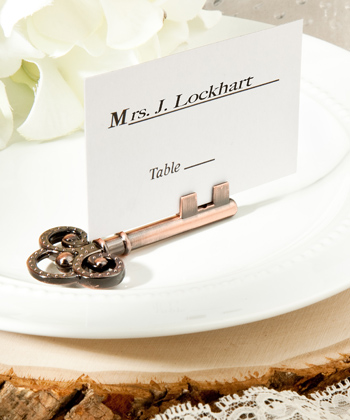 Vintage-inspired place card/photo holders